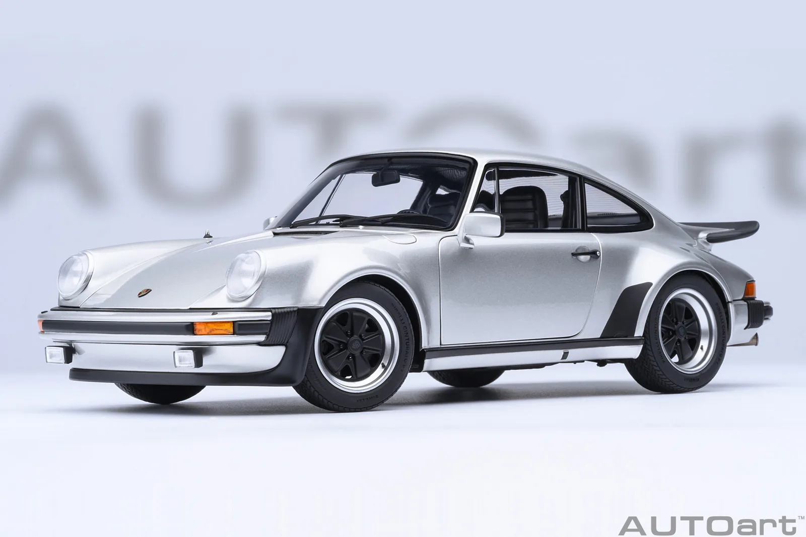 AUTOart 1/18 保時捷 911 Turbo 3.0 (930):經典氣冷渦輪傳奇旗艦評測 細節特寫