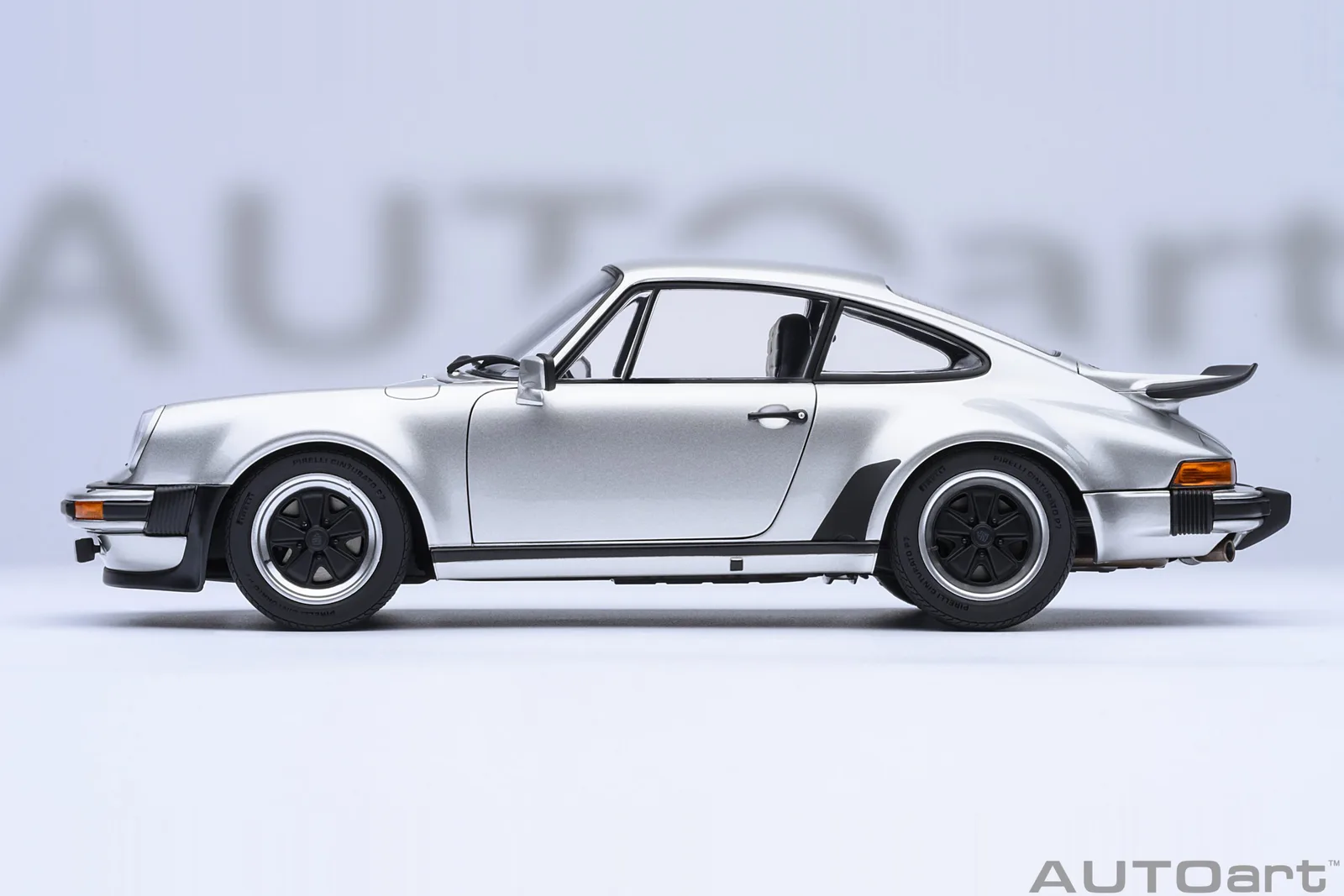 AUTOart 1/18 保時捷 911 Turbo 3.0 (930):經典氣冷渦輪傳奇旗艦評測 細節特寫