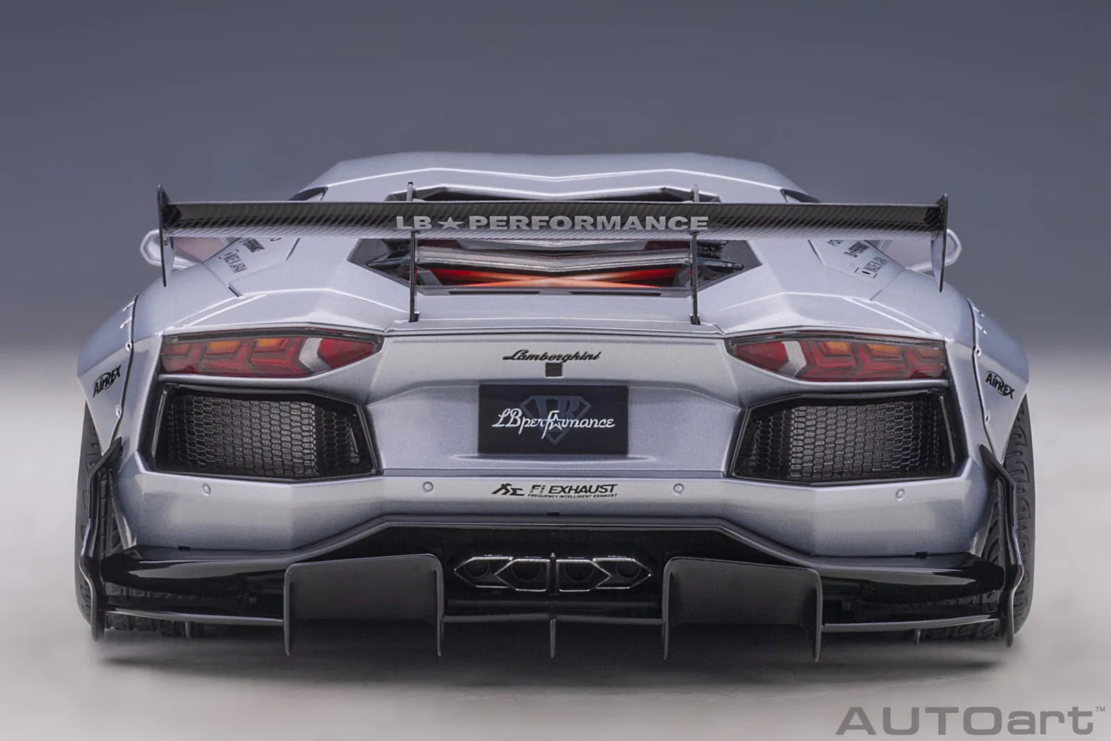 AUTOart 1/18 LB-Works 藍寶堅尼 Aventador:寬體暴力美學完全評測 細節特寫