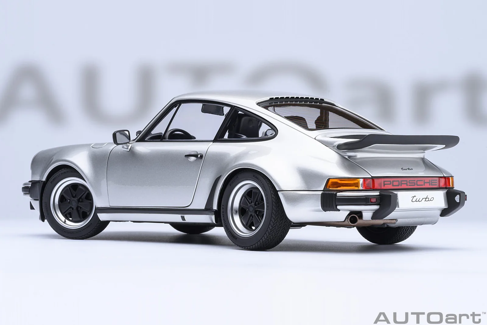 AUTOart 1/18 保時捷 911 Turbo 3.0 (930):經典氣冷渦輪傳奇旗艦評測 細節特寫