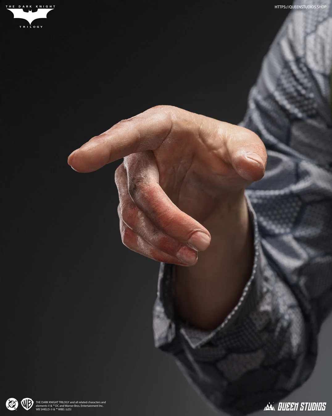 Queen Studios《蝙蝠俠:黑暗騎士》小丑(The Joker)1/1 矽膠半身胸像 細節展示 (7)