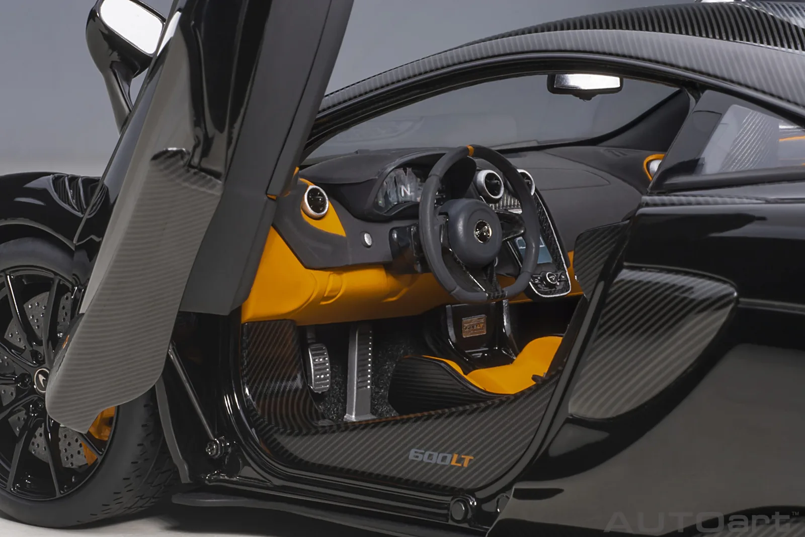 AUTOart 1/18 麥拉倫 McLaren 600LT 全開車模:長尾性能旗艦工藝完全評測 細節特寫
