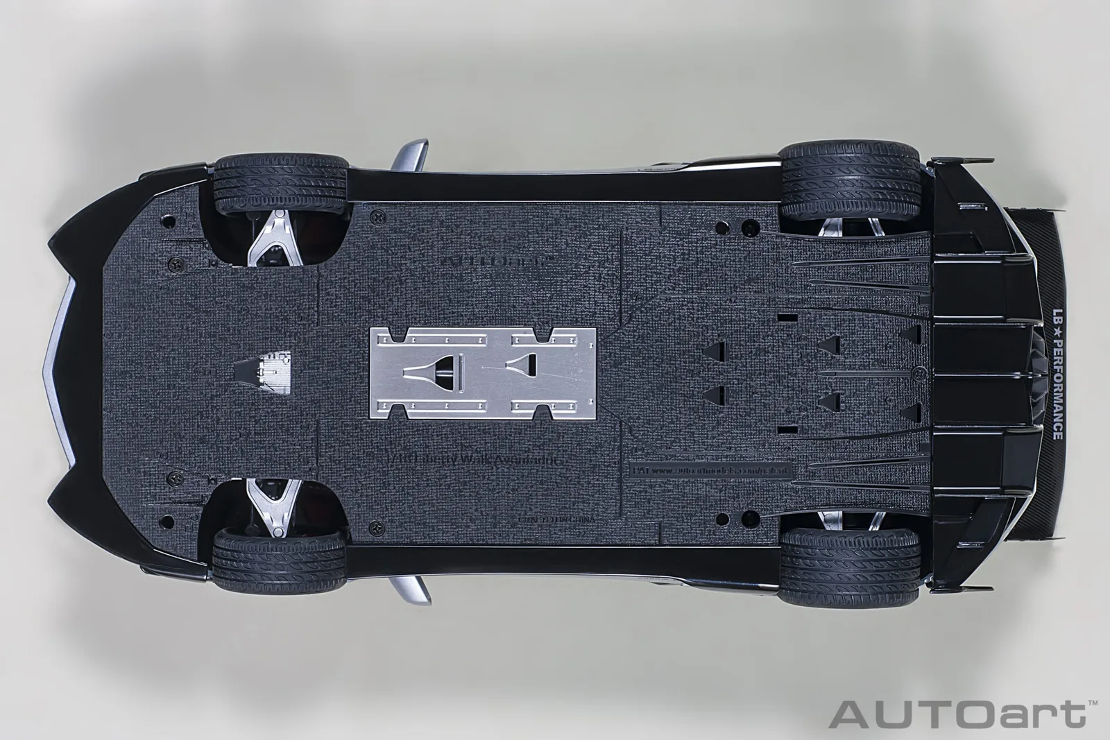 AUTOart 1/18 LB-Works 藍寶堅尼 Aventador:寬體暴力美學完全評測 細節特寫