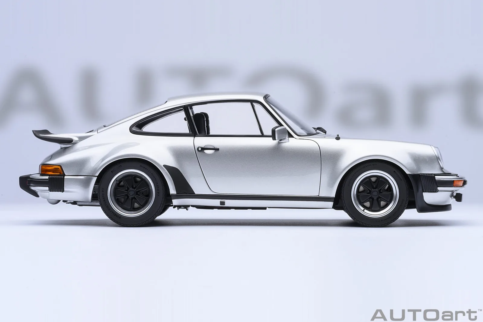 AUTOart 1/18 保時捷 911 Turbo 3.0 (930):經典氣冷渦輪傳奇旗艦評測 細節特寫